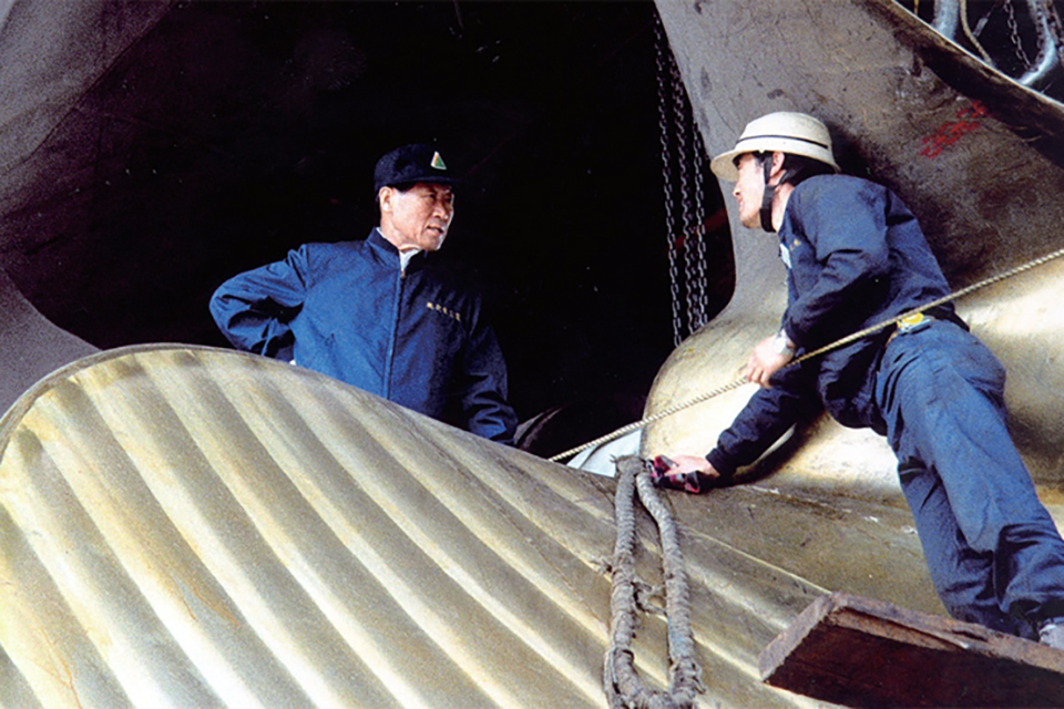 아산이 1983년 10월 울산조선소에서 5미터(m) 높이 작업용 타워에 올라가 선박 프로펠러를 검사하고 있던 한 직원과 대화하고 있다. “가난하고 병든 사람을 돕는 것이 나의 오랜 소망”이라는 꿈도 들려줬다. 사진=HD현대중공업