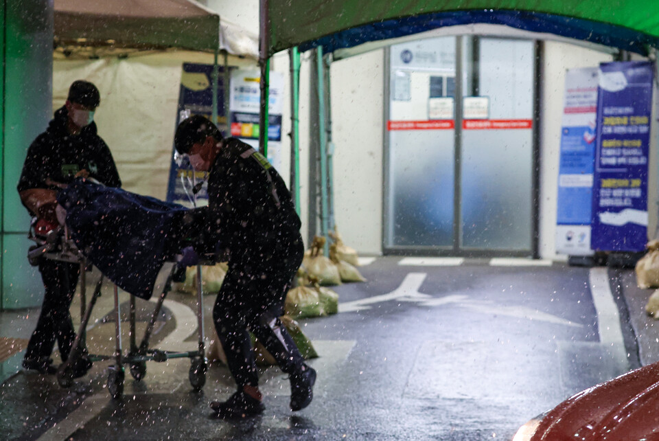 수도권을 비롯한 중부지역에 대설주의보가 내린 21일 밤 서울 시내 한 대형병원 응급실에서 구급대원들이 환자를 이송하고 있다. 사진=연합뉴스