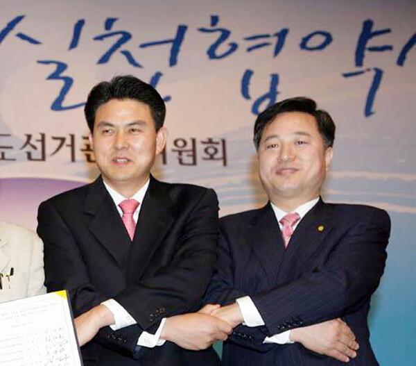 김태호 국민의힘 의원(사진 왼쪽)이 더불어민주당 김두관 의원의 2006년 경남도지사 대결 모습. 사진=연합뉴스
