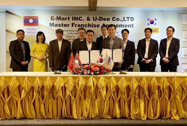 이마트가 지난 22일 라오스 현지에 위치한 KOLAO Tower에서 엘브이엠씨홀딩스(코라오그룹)의 투자회사인 'UDEE.CO.,Ltd'와 라오스 진출 마스터프랜차이즈 본계약을 체결하고 있는 모습. 사진 중앙 왼쪽이 비엔통 U-DEE 대표, 이마트 송만준 PL/글로벌사업부장(가운데 우측). 사진=이마트.