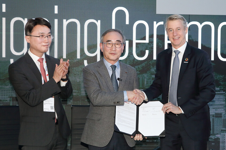 KT가 26일(현지시간) 스페인 바르셀로나 MWC 2024 전시장에서 세계이동통신사업자연합회(GSMA)와 2024년 M360 APAC 서울 개최를 위한 계약을 체결했다.
