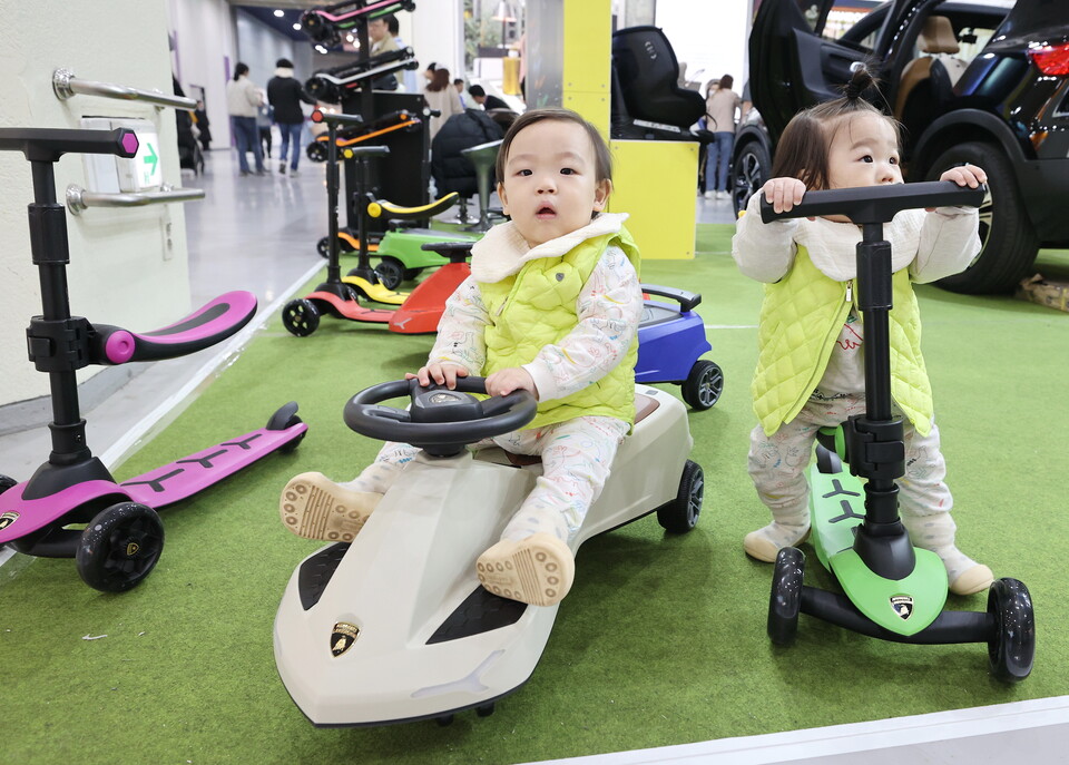지난해 우리나라의 출생아 수가 역대 최저를 기록했다. 사진은 서울 강남구 코엑스에서 열린 '제45회 베페 베이비페어'에서 아기들이 탈것들을 체험하고 있다. 사진=연합뉴스