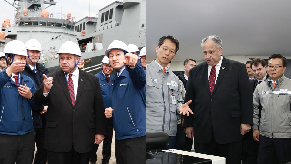 정기선 HD현대 부회장(왼쪽 사진 가장 오른쪽)과 권혁웅 한화오션 대표이사(오른쪽 사진 가장 오른쪽)가 방한한 미국 해군성 카를로스 델 토로(Carlos Del Toro) 장관에게 사업장과 함정을 직접 소개했다. 사진=HD현대·