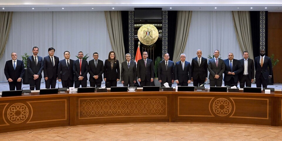 28일(현지시각) 이집트 카이로 정부청사 총리실에서 열린 협약식에서 배성준 SK에코플랜트 에너지사업단장(왼쪽 4번째)과 왕 즈이(Wang Zhi) CSCEC 북아프리카 대표(왼쪽 3번째)가 무스타파 마드불리(Mostafa Madbouly) 이집트 총리(왼쪽 9번째)를 비롯한 이집트 정부 관계자들이 기념촬영을 하고 있다. (왼쪽 7번째부터) 할라 헬미 엘 사이드(Hala Helmy el-Said) 기획부장관, 모하메드 샤케르(Mohamed Shaker) 전력재생에너지부장관, 무스타파 마드불리 총리, 타렉 알 말라(Tarek al-Mala) 석유광물자원부장관, 왈리드 가말 엘 데인(Walid Gamal El-Din) 수에즈운하 경제구역 총국장. 사진=SK에코플랜트