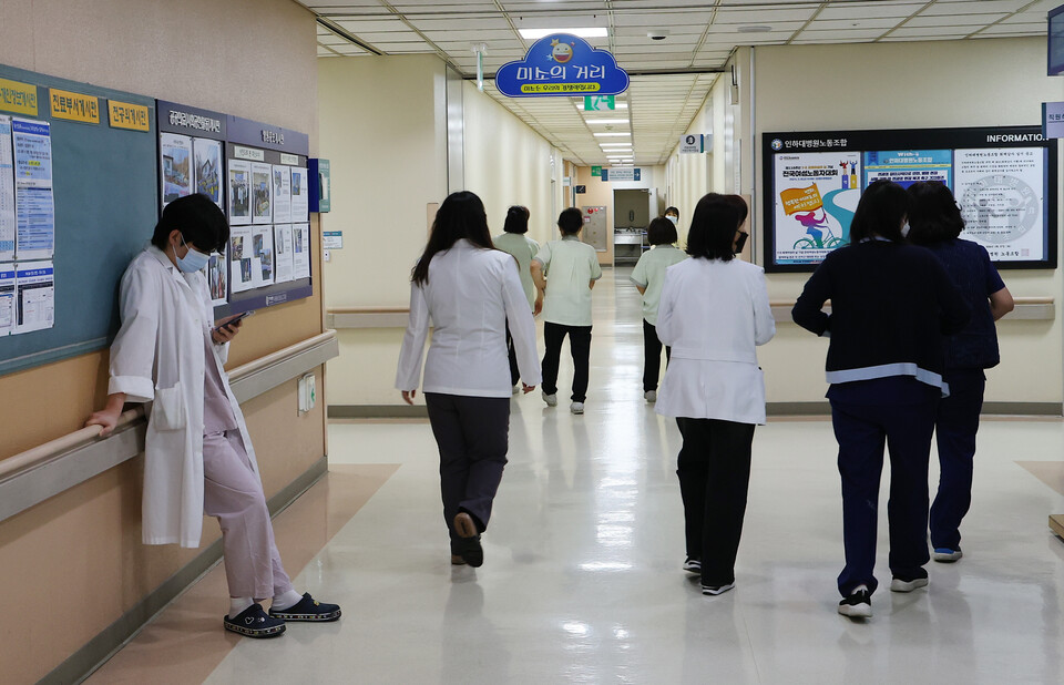 전공의 집단행동이 이어지고 있는 28일 인천의 한 대학병원에서 의료진이 이동하고 있다. 사진=연합뉴스