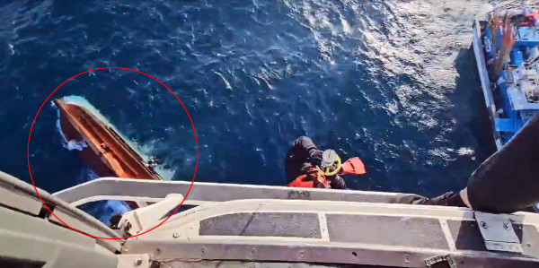 통영 해양경찰서 등이 9일 오전 6시 29분께 경남 통영시 욕지도 남쪽 해상에서 68.52㎞(37해리) 지점에서 전복된 29t 어선(붉은 선) 구조 작업을 하고 있다. 사진=통영해양경찰서
