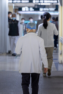 전공의 파업이 장기화되가고 있는 가운데 13일 서울 시내의 한 병원에서 의료진이 병실로 향하고 있다. 사진=연합뉴스