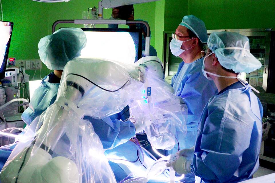 12일 대구 구병원에서 진행된 담낭 제거 수술에 협동로봇을 활용한 복강경 수술보조 솔루션이 투입되어 임무를 수행하고 있다. 사진=두산로보틱스