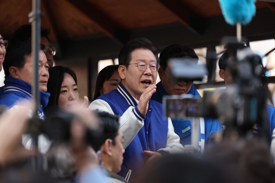 이재명 더불어민주당 대표가 15일 오전 울산 남구 수암시장을 방문해 발언하고 있다. 사진=연합뉴스