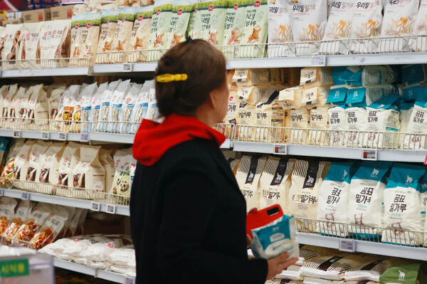 정부가 물가잡기에 집중하면서 유통, 식품업계에 제품 가격인하, 동결을 강력하게 요구하고 있다. 사진은 지난 10일 서울 시내 한 대형마트에 진열된 밀가루. 사진=연합뉴스