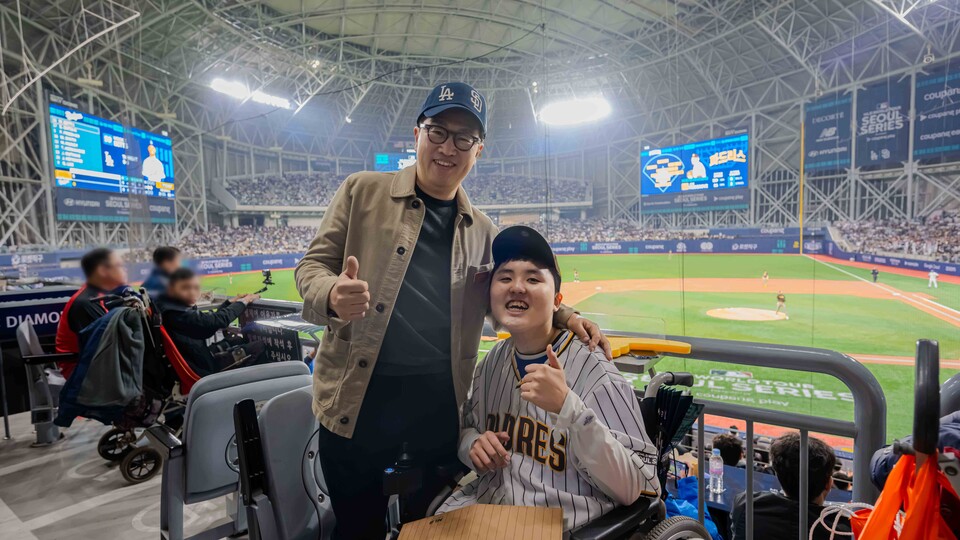 강한승 쿠팡 대표가 위시데이 행사를 통해 ’쿠팡플레이와 함께 하는 MLB 월드투어 서울 시리즈 2024’ 오프닝 경기를 관람하러 고척스카이돔을 찾은 난치병 투병 어린이와 인사를 나눴다. 사진=쿠팡