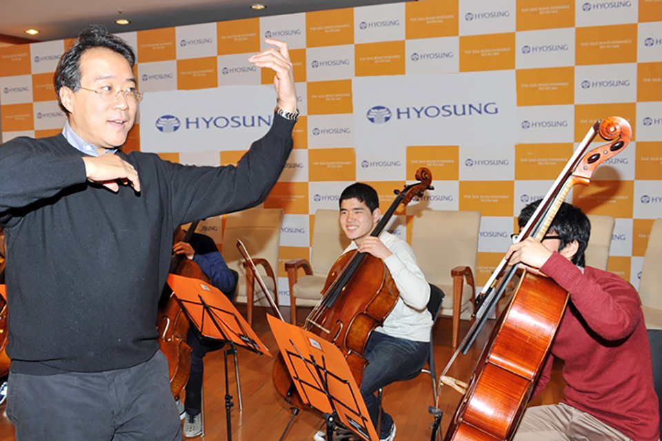 첼리스트 요요 마가 지난 2010년 4월 서울 서초구 서초동 예술의전당으로 부산 소년의집 오케스트라를 초청해 음악을 가르치고 있다. 사진=효성