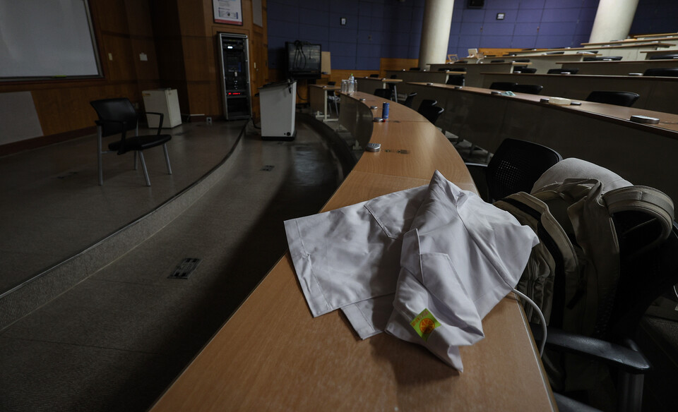 전국 의대 교수들의 집단 사직이 시작된 25일 대구 한 의과대학 강의실이 조용한 모습을 보이고 있다. 사진=연합뉴스