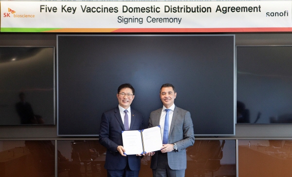 SK바이오사이언스와 사노피 코리아가 주요 5종 백신에 대한 유통 계약을 체결했다. 오른쪽은 사노피 백신사업부 파스칼 로빈(Pascal Robin) 대표. 사진=SK바이오사이언스