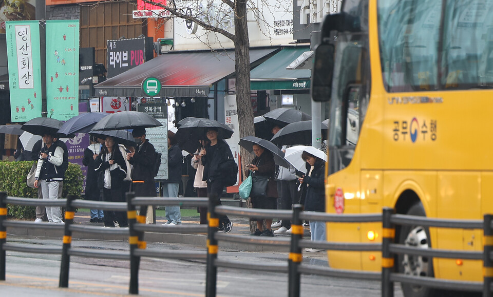 서울 시내버스 총파업이 시작된 28일 오전 서울 종로의 한 버스 정류장에서 시민들이 버스를 기다리고 있다. 사진=연합뉴스
