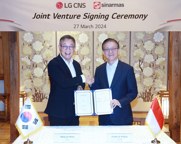 현신균 LG CNS 대표(왼쪽)와 프랭키 우스만 위자야 시나르마스 회장이 합작투자 계약을 체결하고 기념촬영을 하고 있다. 사진=LG CNS
