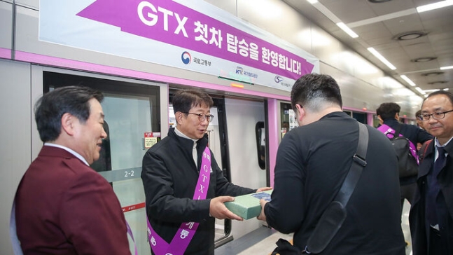 박상우 국토부 장관이 GTX 첫 차 탑승객을 맞이하고 있다. 사진=국토부