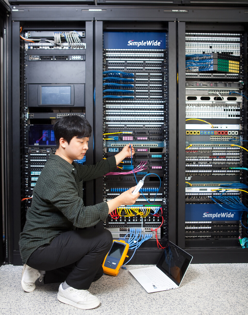 LS전선 직원이 데이터센터에서 랜케이블을 점검하고 있다. 사진=LS전선