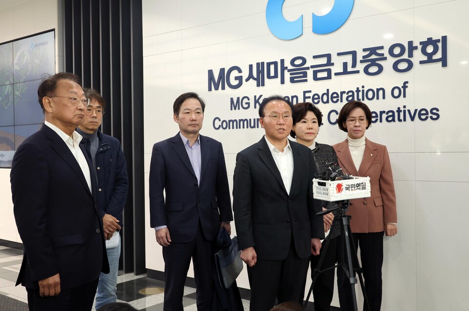 윤재옥 국민의힘 원내대표가 1일 오전 서울 강남구 새마을금고중앙회 본부에서 김인 새마을금고중앙회 회장과 면담한 뒤 취재진의 질문에 답하고 있다. 사진=연합뉴스