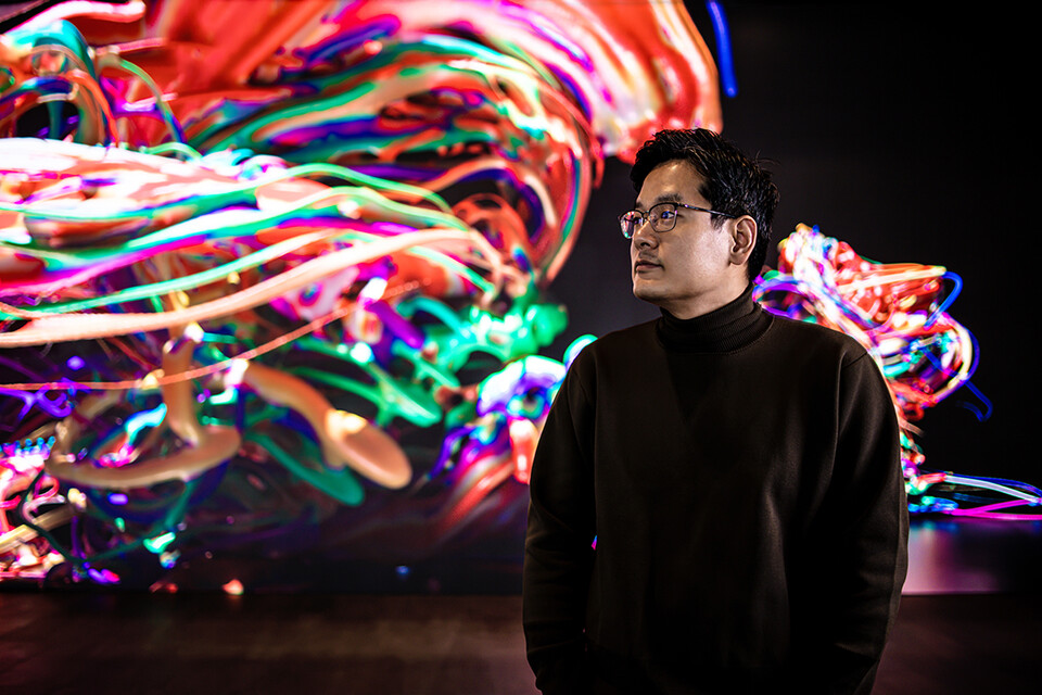 양민하는 눈에 담긴 현실을 흡입해 새로운 세계로 재해석하는 미디어 아티스트다. 그는 엔씨 아트 플레이(NC ART PLAY)를 통해 엔씨소프트의 다차원적 세계의 창조와 공존에 대한 이야기를 본인만의 스토리텔링으로 풀어냈다. 사진=엔씨소프트