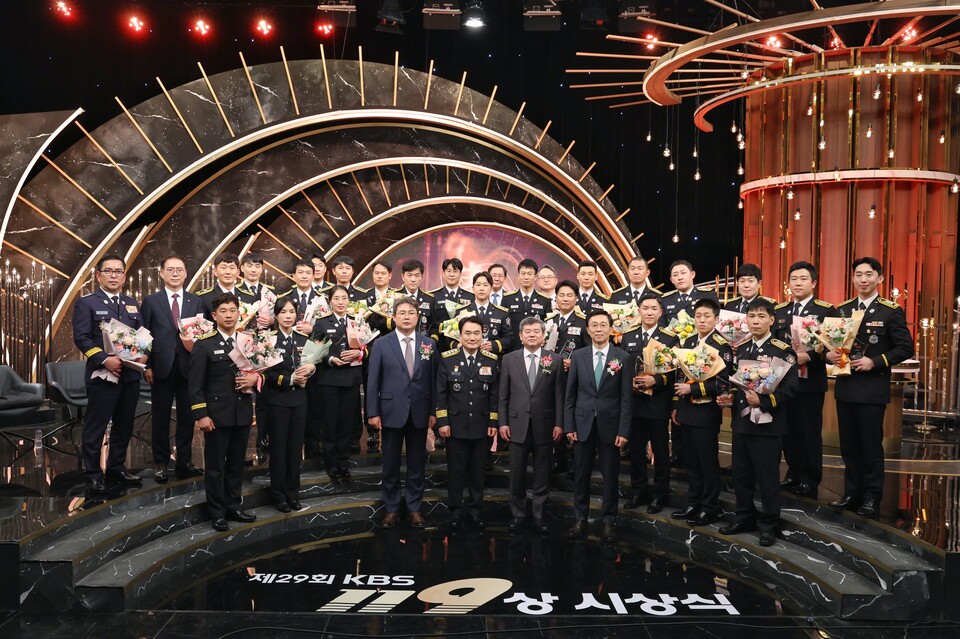 지난 1일 서울시 여의도 KBS공개홀에서 열린 'KBS119상' 시상식에서 (첫번째열 왼쪽부터) 정종표 DB손해보험 사장과 남화영 소방청장, 박민 KBS 사장, 이상우 KBS미디어 사장이 수상자들과 기념촬영을 하고 있다. 사진=DB손해보험