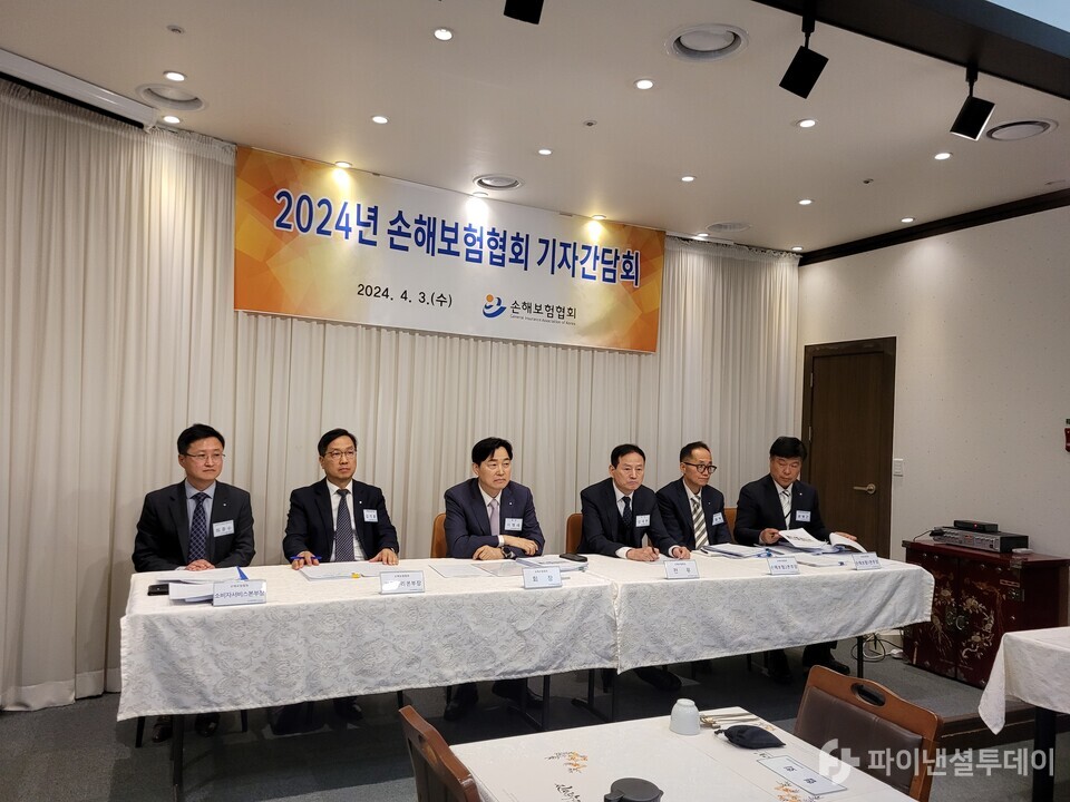 (왼쪽부터) 최종수 소비자서비스본부장, 김지훈 기획관리본부장, 이병래 회장, 김대현 전무, 신종혁 손해보험2본부장, 권병근 손해보험1본부장이 3일 기자간담회에서 업무추진 방향을 설명하고 있다. 사진=박혜진 기자