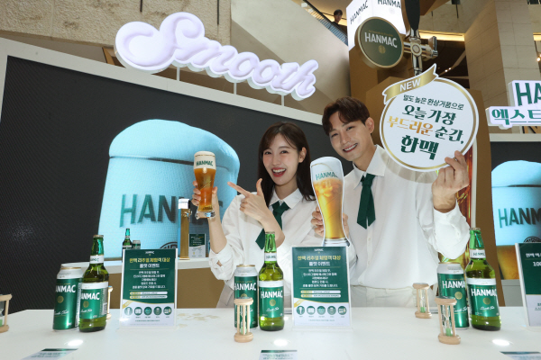 3일 오후 서울 여의도 IFC몰에서 열린 오비맥주 '한맥' 팝업스토어 오픈 행사에서 모델들이 제품을 홍보하고 있다. 사진=연합뉴스