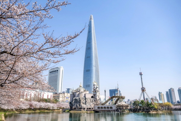 벚꽃이 핀 석촌호수와 롯데월드타워 전경. 사진=롯데물산