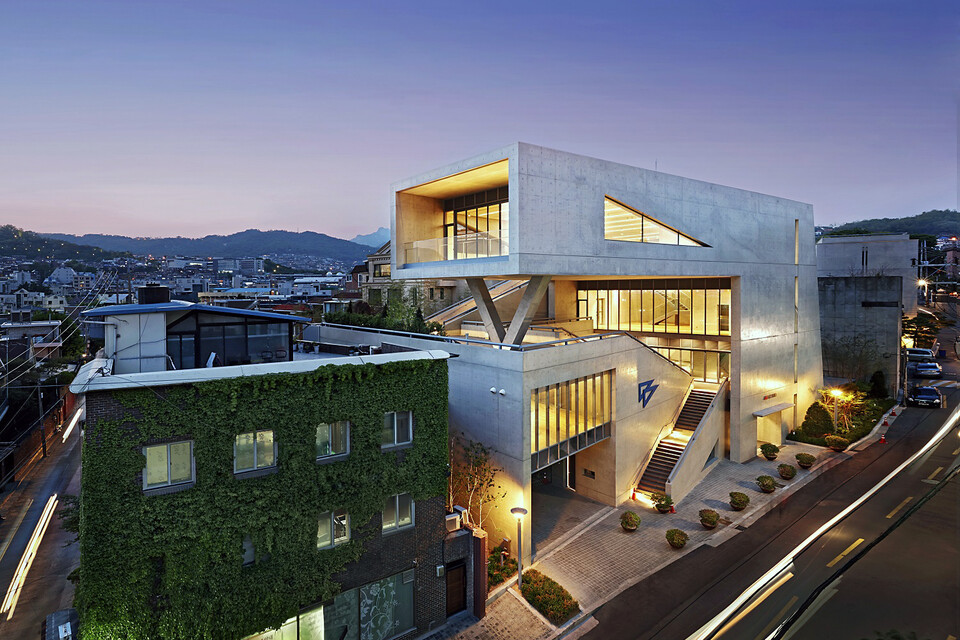 재능교육의 창업주 박성훈 회장이 안도 다다오에게 전달한 메시지는 단 세 가지였다. 첫째, 예술적인 열정을 끌어낼 수 있는 공간이어야 한다. 둘째, 창의적인 생각을 실험할 수 있는 공간이어야 한다. 셋째, 교육적인 사고를 길러 낼 수 있는 공간이어야 한다. 이에 대해 안도 다다오는 ‘길에서 사람이 만나고 사랑하고 싸우고 부딪히며 대화한다’는 테마를 가지고 혜화문을 향해 오르는 작은 언덕길 위에 자신의 건축물을 설계했다. 사진=재능그룹