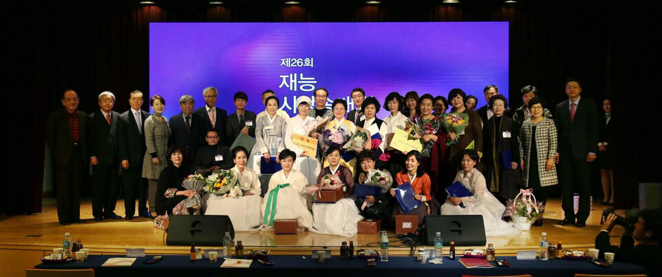 제26회 재능시낭송 대회 성인부 본선이 지난 2016년 12월 서울 강남구 재능스스로빌딩 5층 극장에서 개최됐다. 전국 16개 지역 예선 대회에서 각각 최우수상을 받은 27명의 본선 진출자가 모여 아름다운 시 낭송의 경연을 펼쳤다. 대상의 영예는 신석정 시인의 ‘영구차의 역사’를 낭송한 서윤경 씨가 차지해 상장, 트로피, 상금 200만원 등을 수여받았다. 사진=재능문화재단