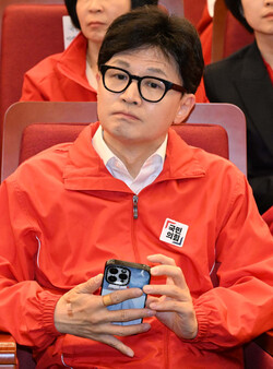 국민의힘 한동훈 총괄선대위원장이 10일 서울 여의도 국회도서관에 마련된 국민의힘 제22대 국회의원선거 개표상황실에서 출구조사 결과를 시청하고 있다. 사진=연합뉴스