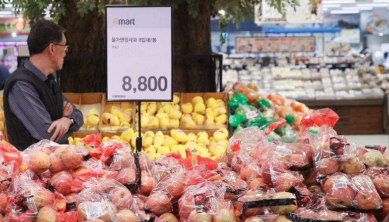 지난 9일 서울 시내의 한 대형마트 과일 판매대에서 시민들이 장을 보고 있다. 사진=연합뉴스