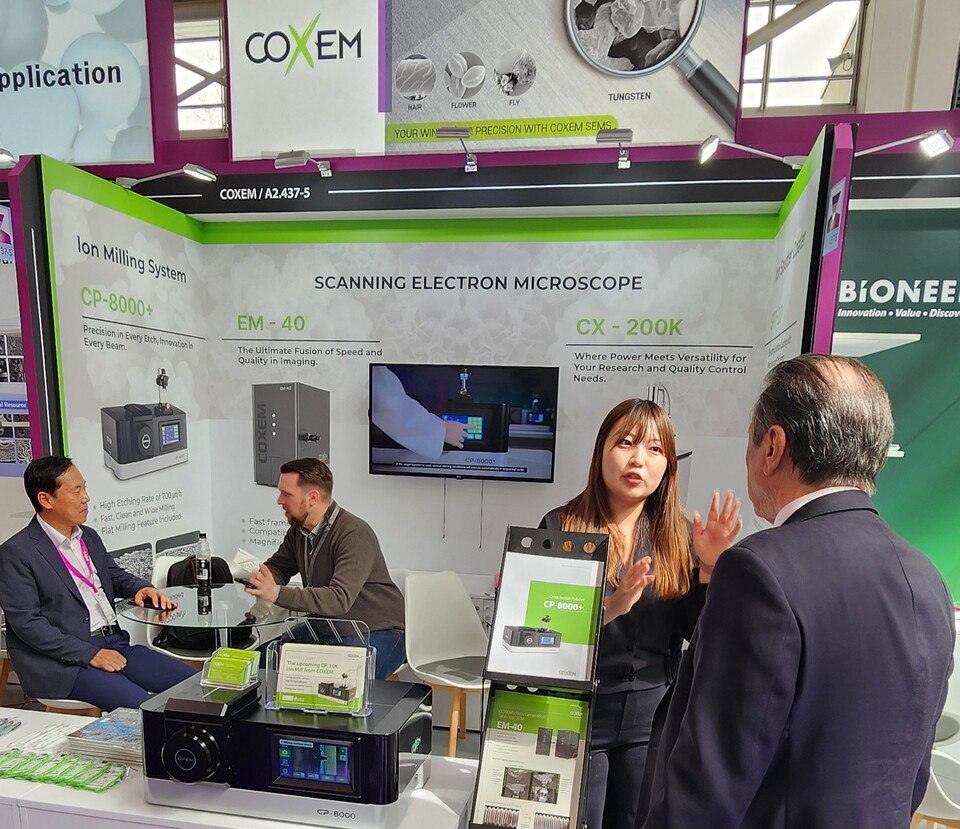 코셈 직원들이 이달 독일 뮌헨에서 열리고 있는 2024 아날리티카에 참가해 사업을 소개하고 있다. 사진=코셈