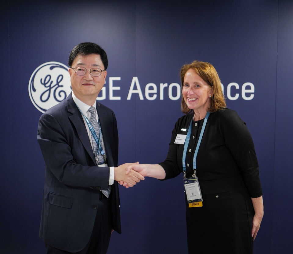HD현대중공업이 미국 해양항공우주전시회에서 GE에어로스페이스와 ‘수출 함정에 최적화된 추진체계 개발을 위한 기술협약(MOU)‘을 체결했다. 사진 왼쪽부터 주원호 HD현대중공업 특수선사업대표, 리타 플래허티(Rita Flaherty) GE에어로스페이스 부사장. 사진=GE에어로스페이스