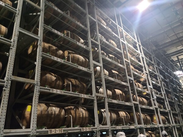 하이트진로 이천공장 목통 숙성실에서 오크통에 든 주류가 숙성되는 모습. 사진=신용수 기자