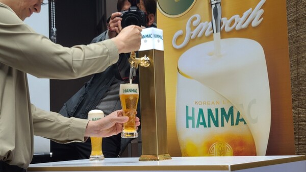 오비맥주가 세컨드 브랜드 ‘한맥’의 성공적인 시장 안착을 위해 생맥주 신제품을 출시했다. 사진은 신제품 한맥 엑스트라 크리미 生. 사진=신용수 기자