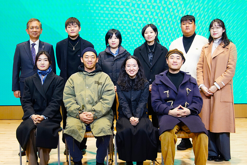 지난 2월 신영증권은 본사에서 제2회 신영 아트 업 장학 증서 수여식을 진행했다. 이 행사는 신영증권이 한예종과 함께 운영하는 신영컬처챌린지·신영컬처드림업·신영뉴프론티어 세 장학 사업을 결산하는 자리다. 행사는 신영증권 황성엽 대표이사(뒷줄 왼쪽 첫 번째) 및 한예종 관계자, 각 사업별 장학생 및 수상자 등이 참석한 가운데 진행됐다. 신영증권 관계자는 “한예종과 함께하는 장학 사업을 통해 많은 학생이 여러 분야에서 본인의 잠재력을 마음껏 펼치게 돼 기쁘다”며 “더 다체로운 방식으로 한예종 학생들의 성장을 응원하겠다”고 말했다. 사진=신영증권