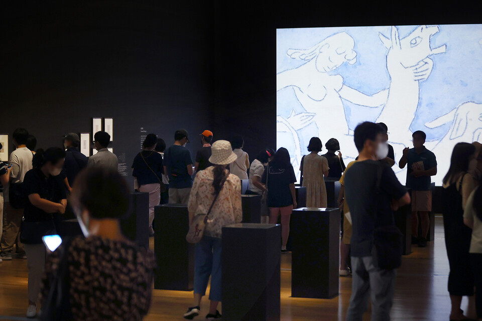 지난 2022년 8월 서울 종로구 국립현대미술관에서 개막한 ‘MMCA 이건희컬렉션 특별전: 이중섭’을 찾은 시민들이 전시 작품을 살펴보고 있다. 신영증권이 후원하고 국립현대미술관이 주최한 이 전시는 삼성그룹 고(故) 이건희 회장 유족에게 2021년 4월 기증받은 1488점 중 이중섭 작품 90여점과 국립현대미술관 이중섭 기소장품 10점을 모아 100여점으로 구성한 전시다. 양질의 한국 미술을 소개하고, 대중에게 희소가치가 높은 작품의 관람 기회를 제공하기 위해 마련됐다. 사진=연합뉴스