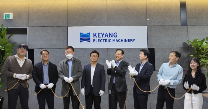 임영환 계양전기 대표이사(왼쪽에서 다섯번쨰)가 경기도 분당구에 있는 계양전기 소재 제어연구실 개소식에 참석해 임직원들과 기념사진을 촬영하고 있다. 사진=계양전기