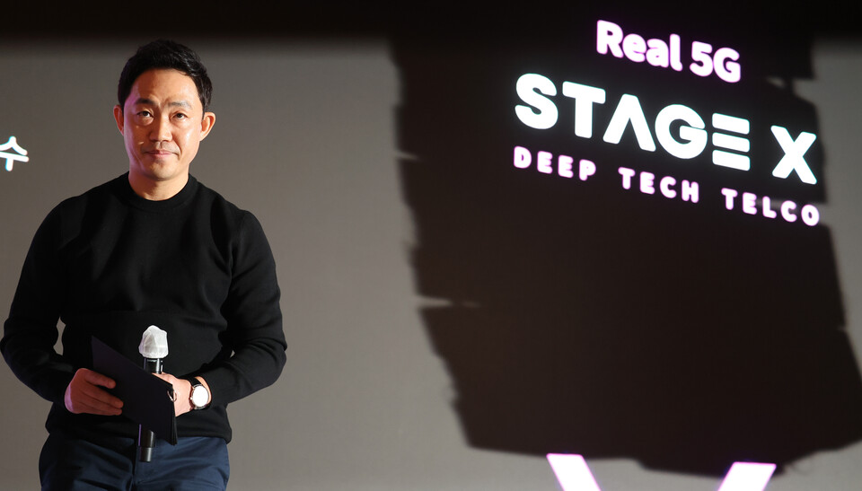 서상원 스테이지엑스 대표가 7일 오전 서울 여의도 페어몬트호텔에서 열린 스테이지엑스 제4이동통신사 선정 언론간담회에서 사업전략을 소개한 뒤 인사하고 있다. 사진=연합뉴스