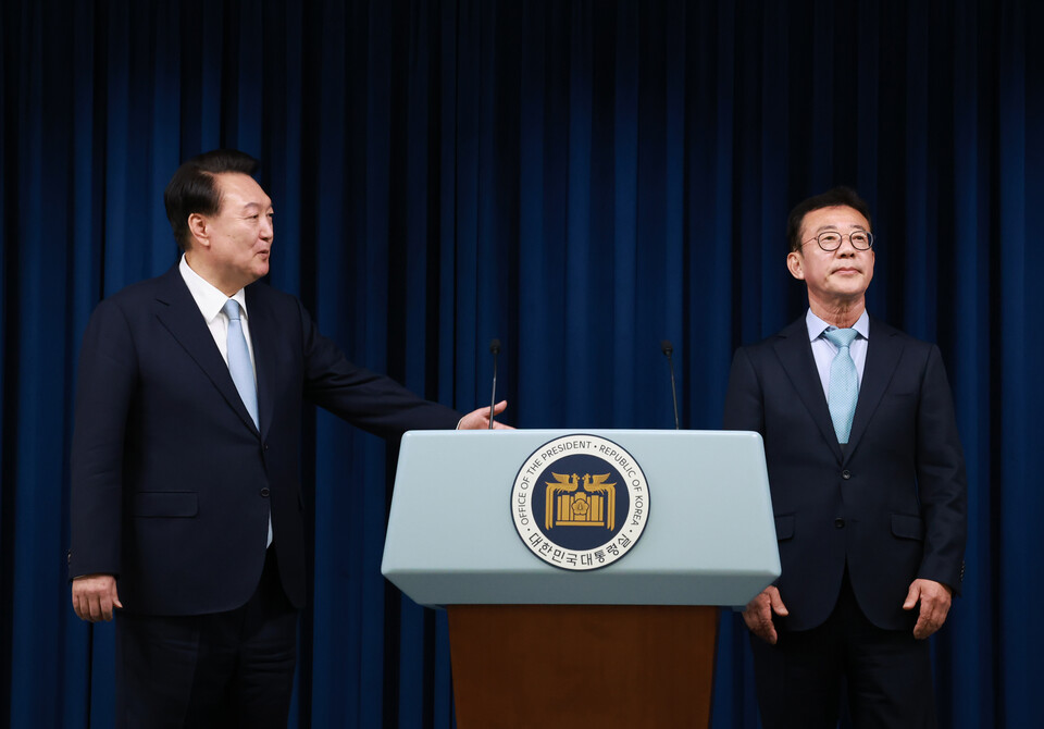윤석열 대통령이 22일 서울 용산 대통령실 청사에서 홍철호 신임 대통령실 정무수석을 직접 소개하고 있다. 사진=연합뉴스