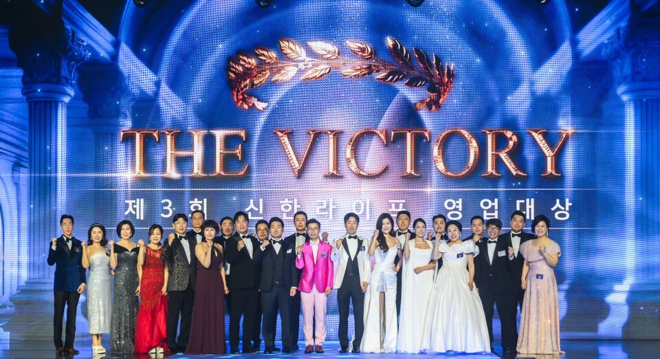지난 18일 인천 인스파이어 엔터테인먼트 리조트에서 열린 ‘2024 신한라이프 영업대상’ 시상식에서 이영종 사장(오른쪽 세 번째)과 수상자들이 기념 촬영을 하고 있다. 사진=신한라이프