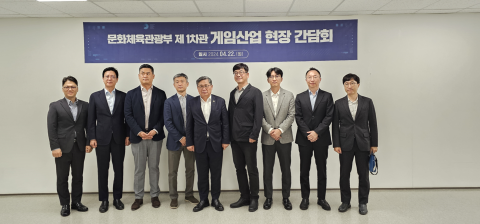 왼쪽부터 김병규 넷마블 대표, 김정욱 넥슨코리아 대표, 정우진 엔에이치엔(NHN) 대표, 성준호 스마일게이트홀딩스 대표, 전병극 문화체육관광부 제1차관, 강신철 한국게임산업협회 협회장, 허진영 펄어비스 대표, 한상우 카카오게임즈 대표, 남재관 컴투스 대표. 사진=문화체육관광부