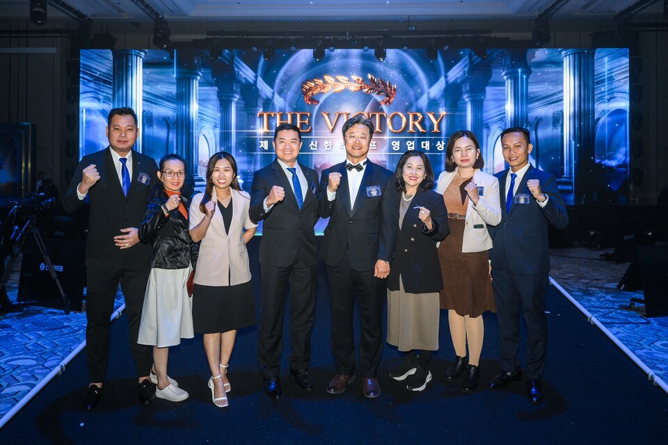 지난 18일 인천 인스파이어 엔터테인먼트 리조트에서 열린 ‘2024 신한라이프 영업대상’ 시상식에서 김순기 전략기획그룹장(오른쪽에서 네번째)과 베트남 법인 임직원들이 기념 촬영을 하고 있다.