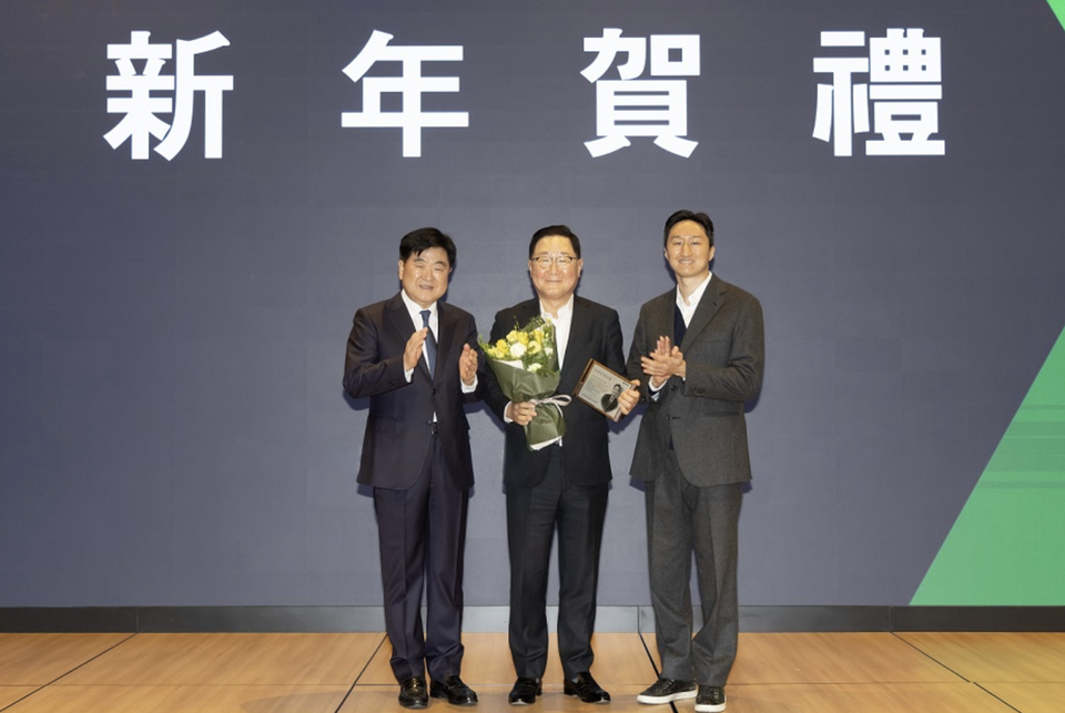 1월 2일 HD현대 글로벌R&D센터에서 열린 신년 하례식에서 'HD현대 경영인상'을 수상한 조석 HD현대일렉트릭 사장(가운데)이 권오갑 HD현대 회장(왼쪽), 정기선 HD현대 부회장(오른쪽)과 함께 기념촬영을 하고 있다. 사진HD현대일렉트릭