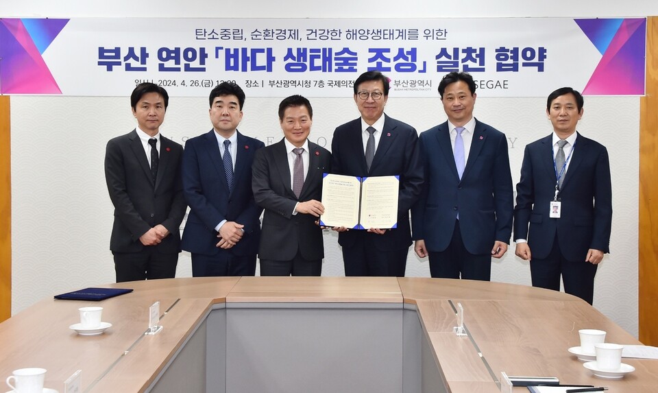 박주형 신세계백화점 대표이사와 박형준 부산시장이 지난 26일 바다 생태숲 조성 실천 협약을 체결하고 주요 관계자들과 함께 기념사진을 찍고 있다. 사진=신세계백화점