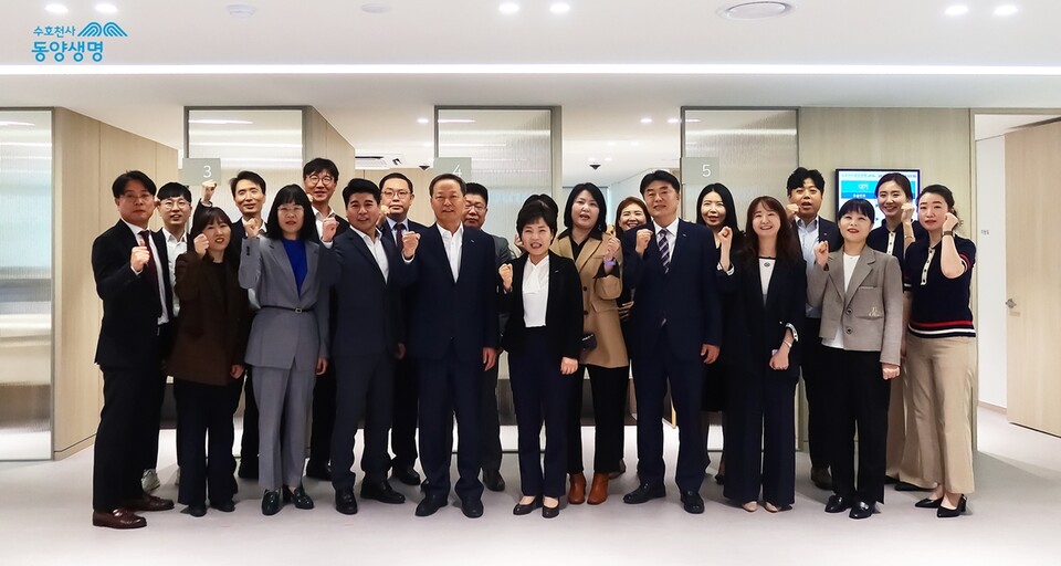(앞줄 왼쪽 다섯 번째)이문구 대표이사와 임직원이 기념촬영을 하고 있다. 사진=동양생명