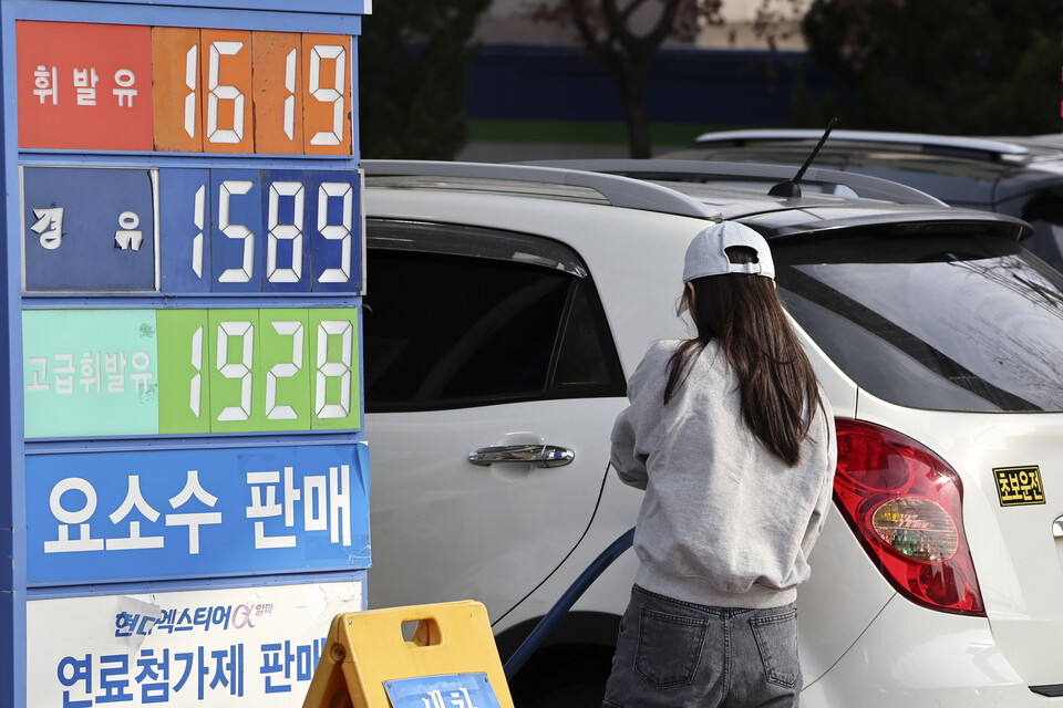 정부는 내년 2월까지 유류세 인하를 연장키로 결정했다. 사진=연합뉴스