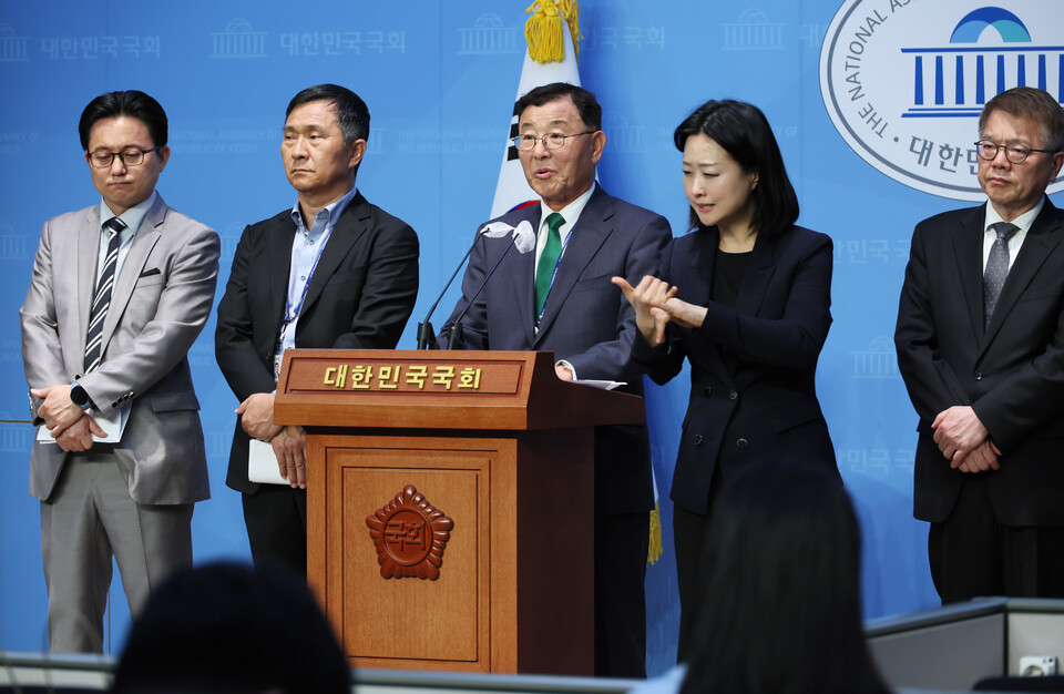 김상균 연금개혁 공론화위원장이 22일 국회 소통관에서 숙의토론회 및 시민대표단 설문조사 결과를 브리핑하고 있다. 사진=연합뉴스