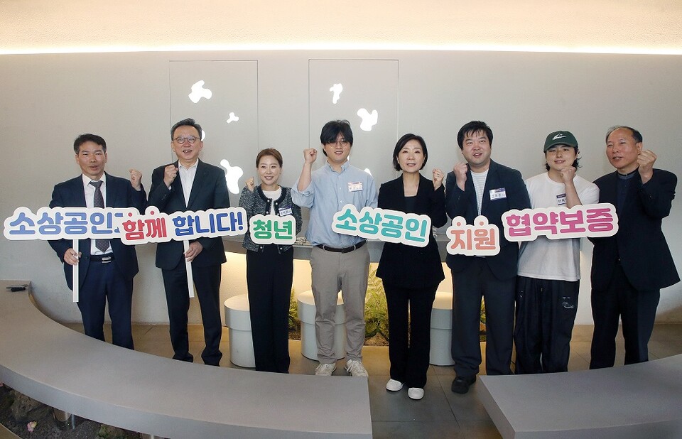 (왼쪽부터)권대수 소상공인시장진흥공단 부이사장, 정상혁 신한은행장 등이 30일 서울시 중구에 위치한 OK빌딩에서 진행된 ‘신용보증재단중앙회 청년 소상공인 보증료지원 업무 협약식’에서 기념 촬영을 하고 있다. 사진=신한은행